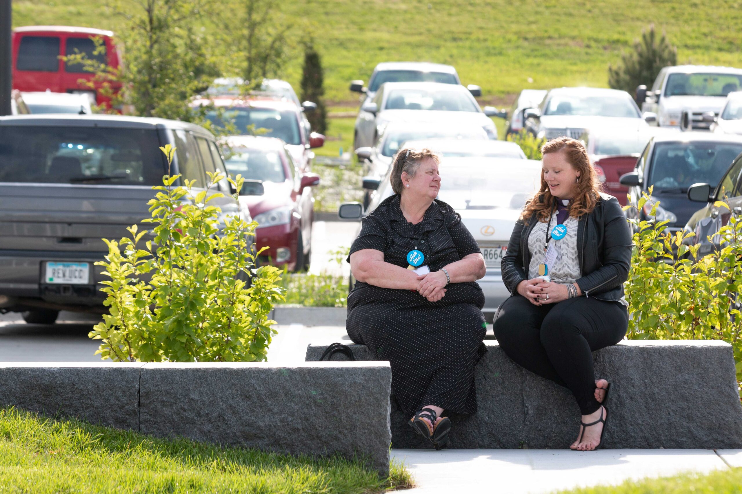 ACM Rev. Samantha Houser and a woman have a discussion outside during Joint Annual Meeting 2019